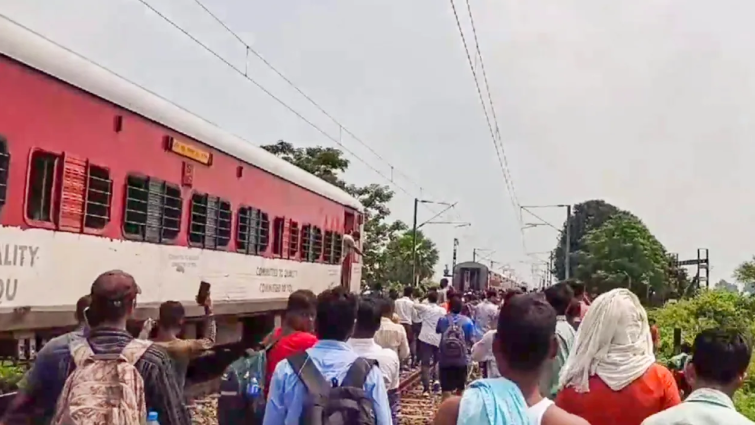 Magadh Express Splits into Two After Coupling Failure in Bihar’s Buxar: No Injuries Reported